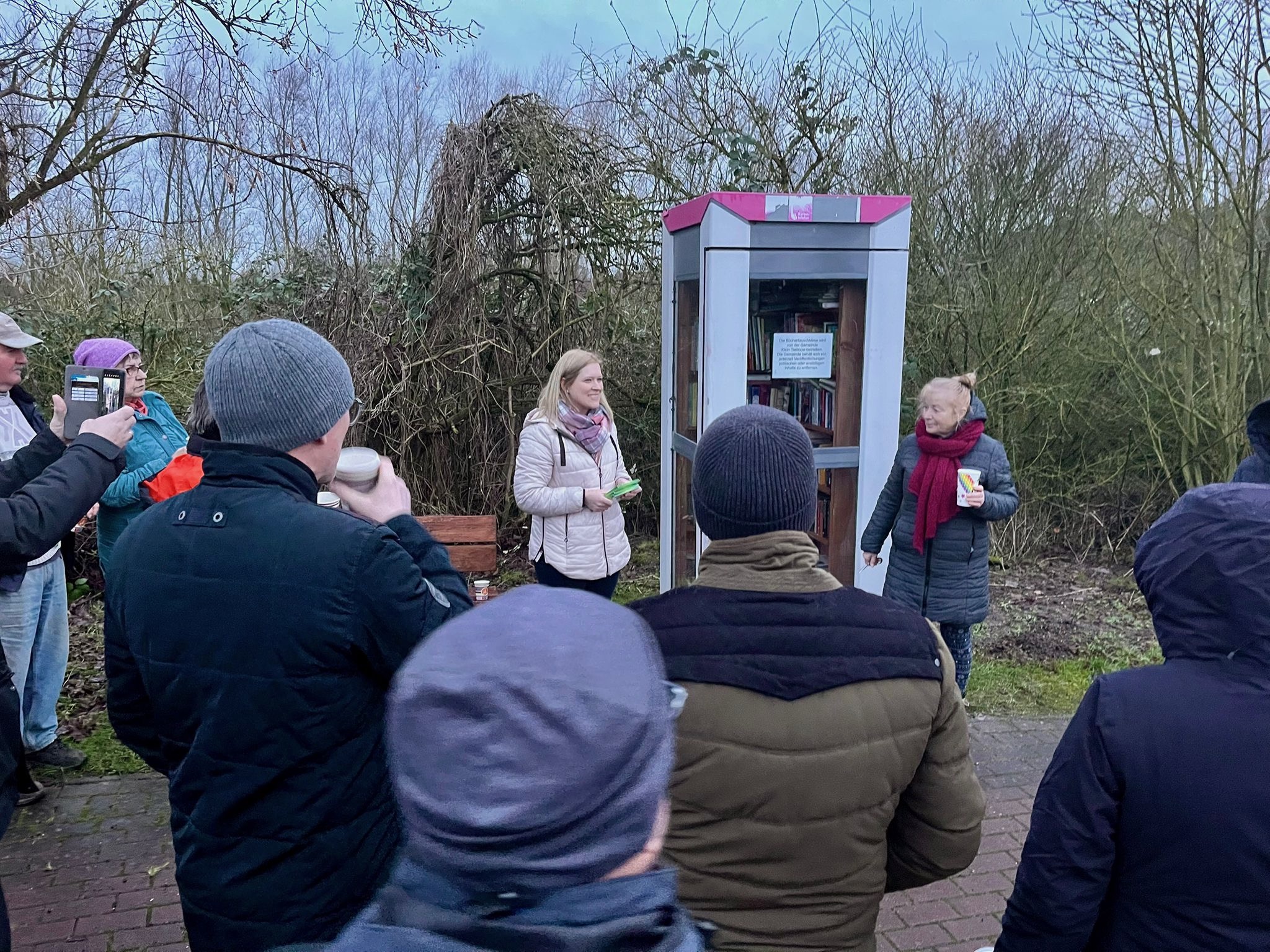 Dr. Anne Ringlepp bei einer Gemeindeveranstaltung am Bücherschrank